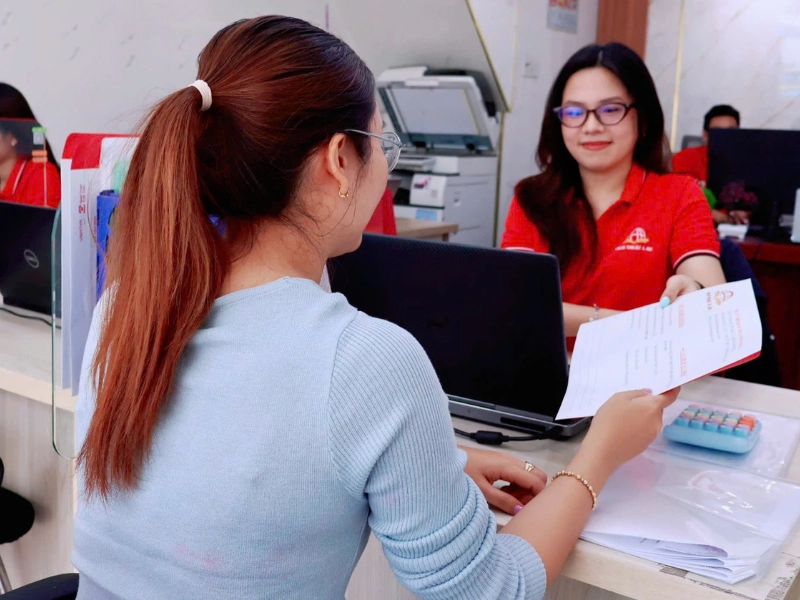 Tư vấn viên Dịch thuật Á Âu trao đổi hồ sơ với khách hàng