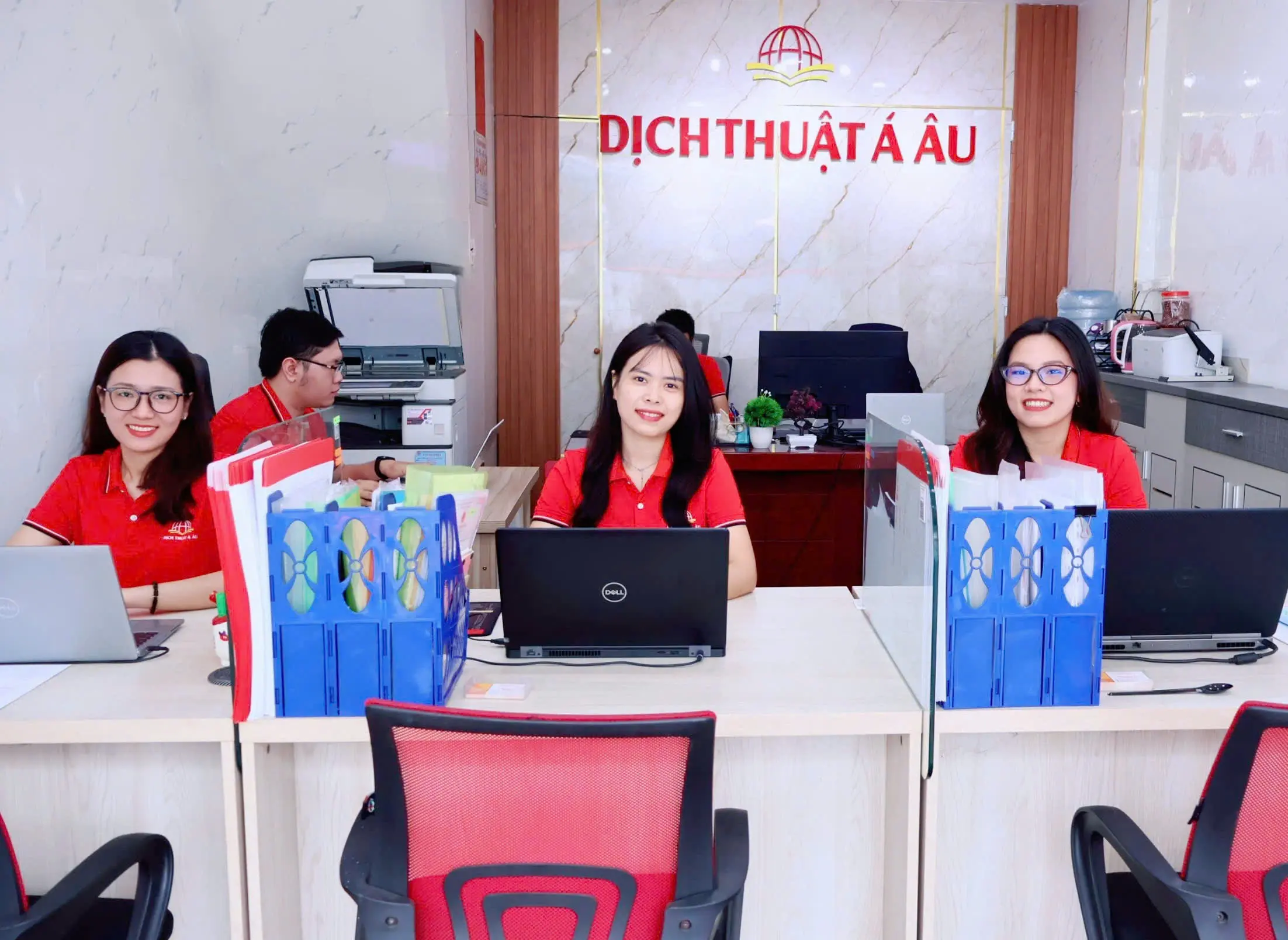 Đội ngũ chăm sóc khách hàng và bàn giao hồ sơ tại Á Âu