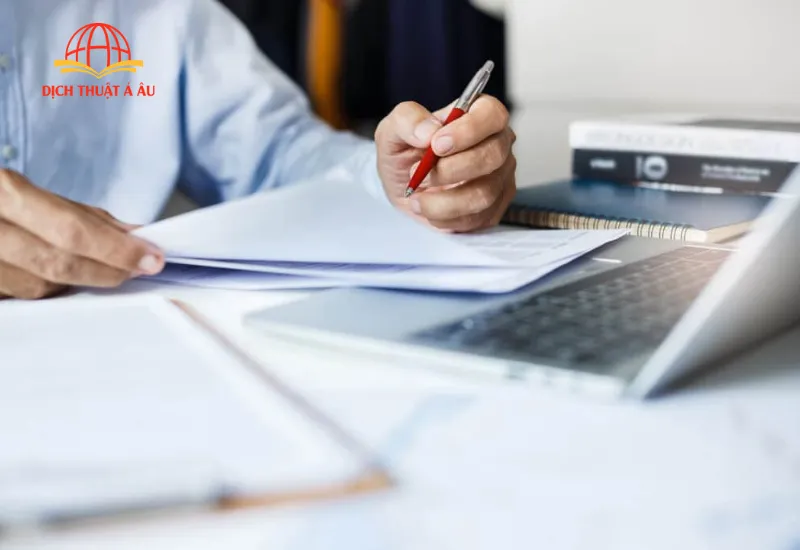 Tiêu chí chọn đơn vị hiệu đính uy tín và kiểm soát rủi ro
